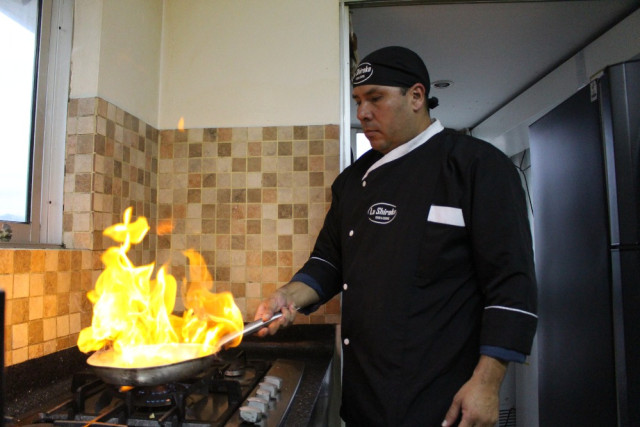 Mauricio Llano, jefe de cocina del restaurante La Shiraka, prepara el nuevo plato del restaurante Pollo Mandarín. Es comunicador social y periodista y su amor por la cocina lo ha llevado a estudiar y dedicarse a esta profesión.