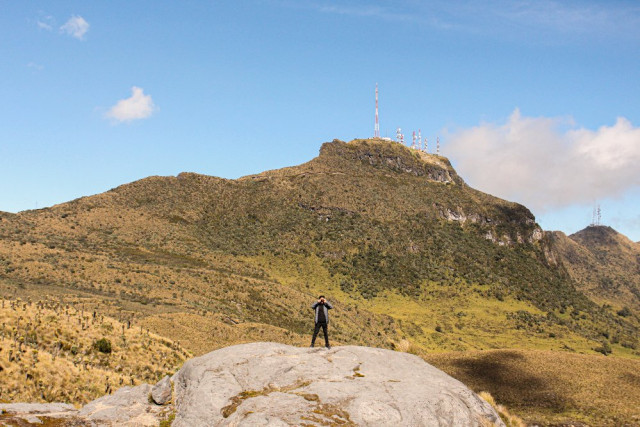 El Cerro Gualí es la base de los soldados que custodian el Nevado del Ruiz. Sus antenas, en un día despejado, resaltan desde lejos.