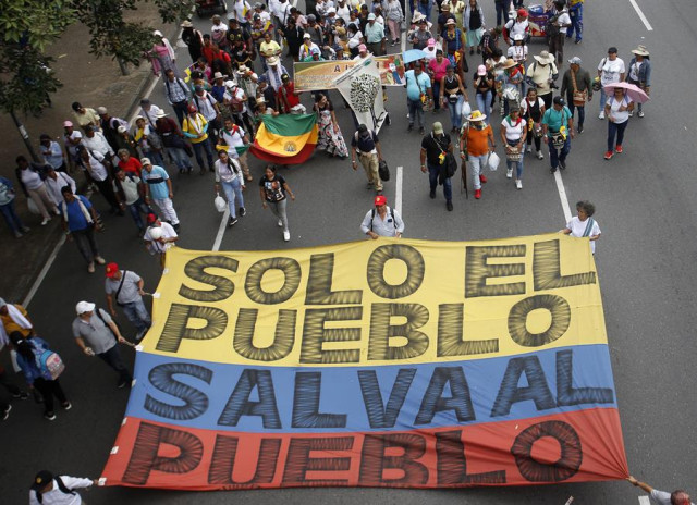 Personas participan hoy durante la manifestación &quot;Por la paz, por la vida, por la justicia social&quot;, en Medellín.