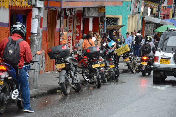 Desde la calle 8 con carrera 5, una fila de motos es avistada por los habitantes. Señalan que desde las 3:00 p.m empiezan a llegar los vehículos a estacionarse. 