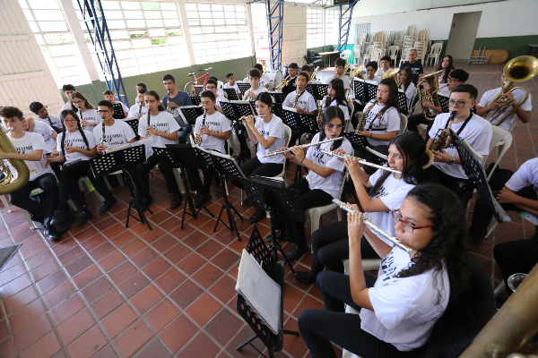 Estudiantes de la Banda Sinfónica de la Institución Educativa Gerardo Arias de Villamaría Cerca estuvieron en el primer taller de jazz. 