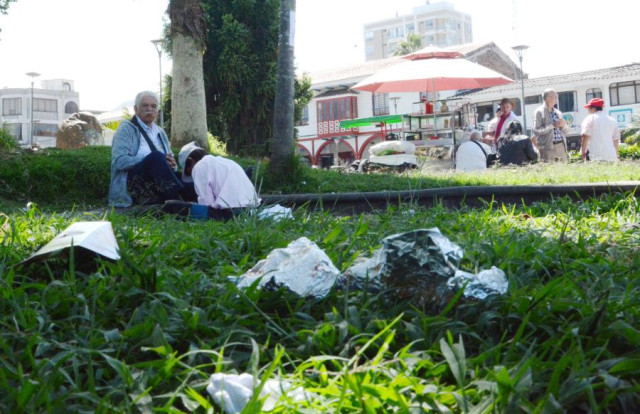 &quot;La acumulación de basura en el Parque Bolívar refleja la falta de conciencia ambiental entre los visitantes&quot;, comenta una residente del sector.