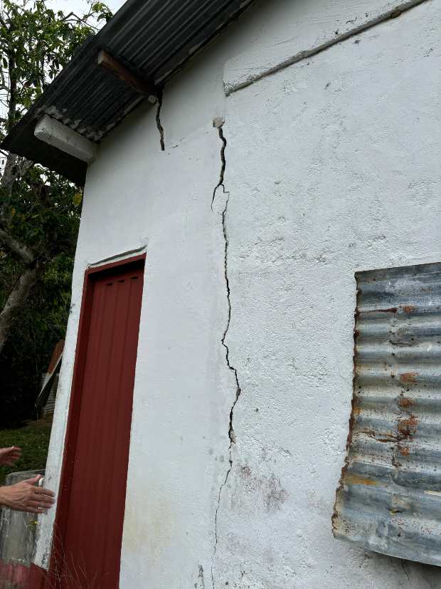 Paredes con grietas, otro dolor de cabeza en la escuela rural Santa María, en Norcasia, municipio del Magdalena Caldense. 