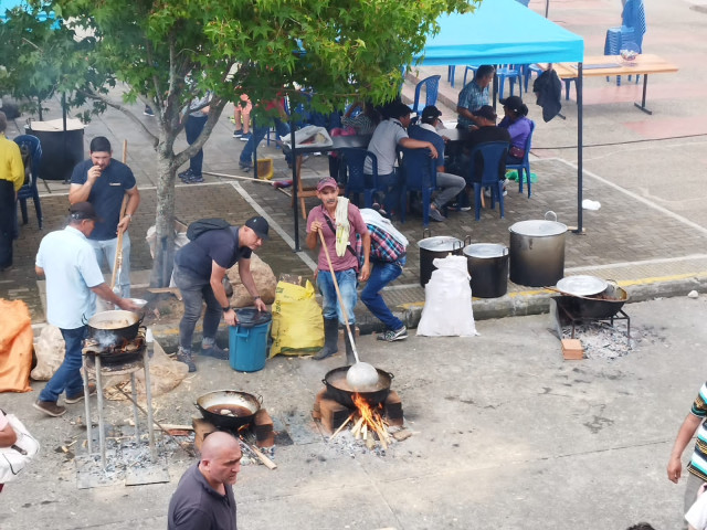 Varios fogones se montaron en el parque para preparar los almuerzos.