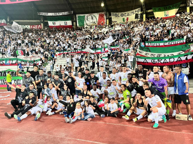 La plantilla celebró el triunfo con la hinchada en la tribuna Norte del Palogrande.