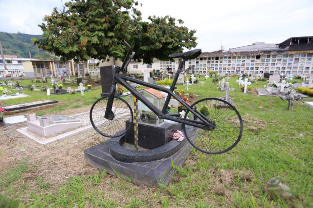 Bicicleta forma parte de una tumba en Chinchiná.