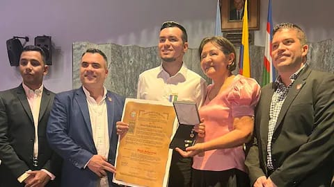 Medalla Cruz de Oro para Yeison Jiménez