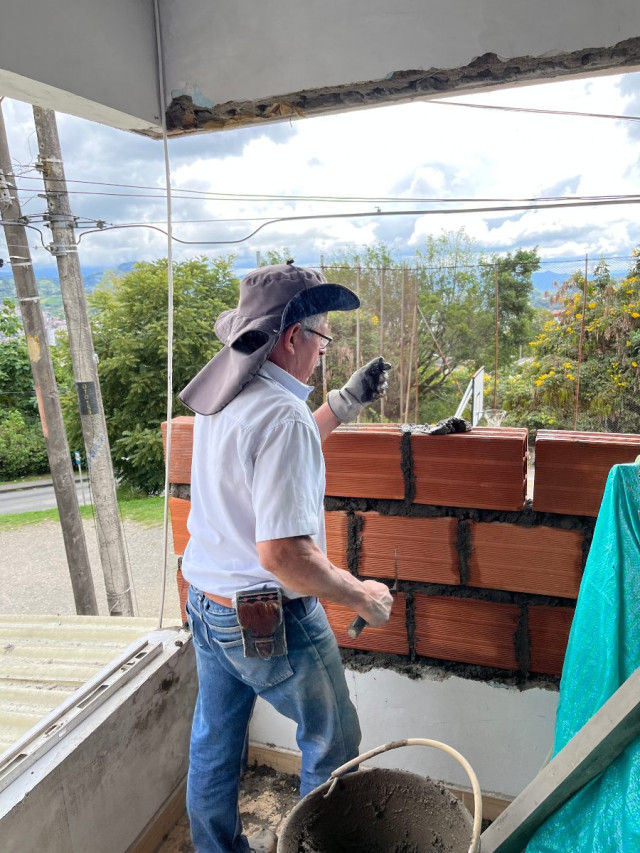 Nelson Arenas Echeverri trabajando en un muro.