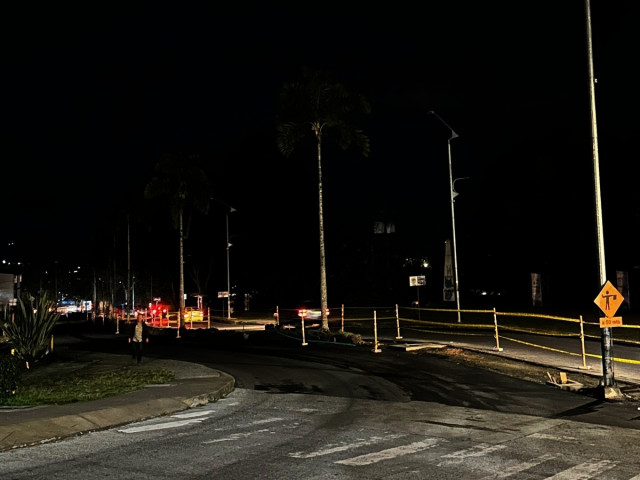 Vista nocturna de la avenida 12 de Octubre desde la Torre de Chipre. El alumbrado público está interrumpido por las obras.