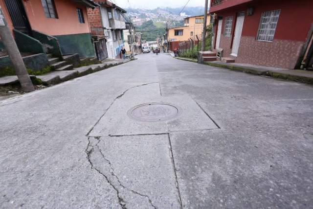 Foto | Luis Trejos | LA PATRIA  Estos son los hundimientos y grietas que generan molestias en el sector.