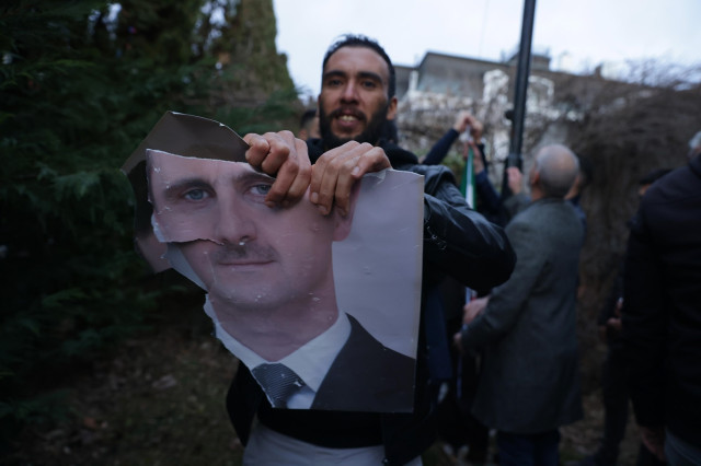 Un partidario de la oposición Siria en Serbia rompe un retrato de Bashar al-Asad mientras celebraba ayer la toma rebelde de Damasco en la embajada Siria en Belgrado.