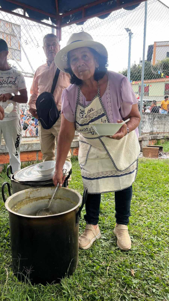 Estelia Vélez al pie de la olla donde hace un sancocho para compartir.