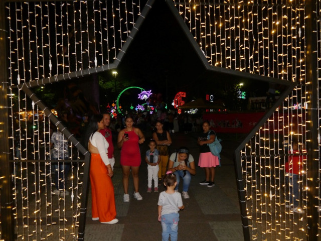 Alumbrado de luces navideñas en el parque de Chinchiná.