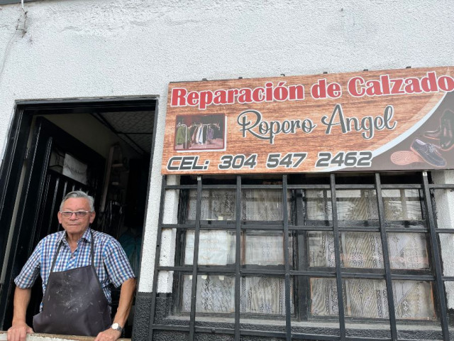 El zapatero Miguel Ángel Muñoz posa en su local, con el nombre del taller.