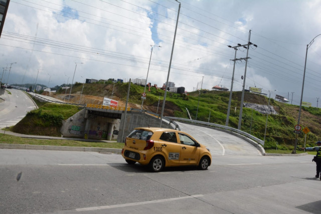 Conductores celebran y peatones esperan El alcalde de Manizales destacó la obra de la Constructora Berlín. Ciudadanos piden un paso peatonal.