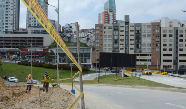 Al puente elevado se suma la construcción de un andén.