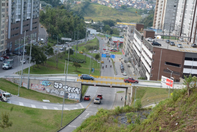 Berlín construyó el puente elevado debido a un compromiso que adquirió con Manizales al edificar sus unidades de vivienda en la zona.