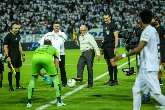 El gobernador de Caldas, Henry Gutiérrez Ángel, realizó el saque de honor del partido. El Aguardiente Amarillo de Manzanares, marca de la Industria Licorera de Caldas, patrocinará al Once Caldas en el 2025.