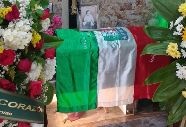 Féretro de Gerardo López López, con la bandera del &quot;Blanco amado de Colombia&quot;ía visible al Once Caldas en suelo 