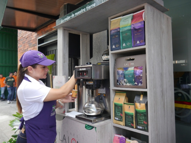 Una barista sirve café en la tienda de la Cooperativa de Caficultores en Chinchiná.