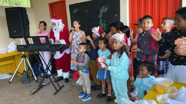 Grupo de niños que cantó en Anserma para las personas de la calle.