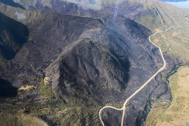 Fotos | EFE | LA PATRIA Fotografía cedida por la Fuerza Aeroespacial Colombiana de los daños dejados por un incendio en el Parque Nacional Natural Chingaza ayer, en zona rural de La Calera.