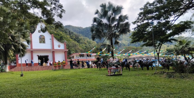 Panorámica del corregimiento de Pueblo Nuevo, donde se ve el templo y caballistas.