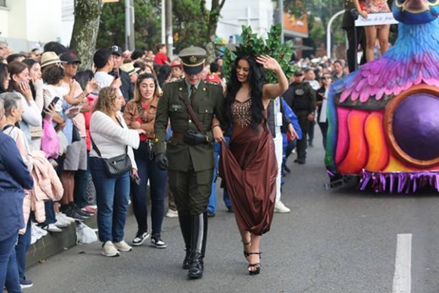 Desfiló caminando Foto | Luis Fernando Trejos | LA PATRIA