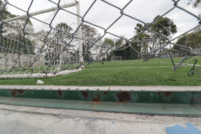 Es en las canchas de fútbol donde más se nota el deterioro del parque.