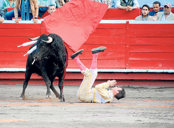 Ponce salió en hombros y también por los aires Fotos | Freddy Arango | LA PATRIA