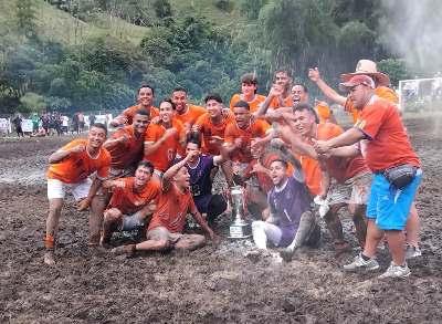 Integrantes del equipo Los Chalos, campeones de la Copa Reyes 50 años.