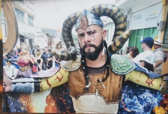 Fotografía en primer plano de un personaje de una cuadrilla en el Carnaval de RIosucio.