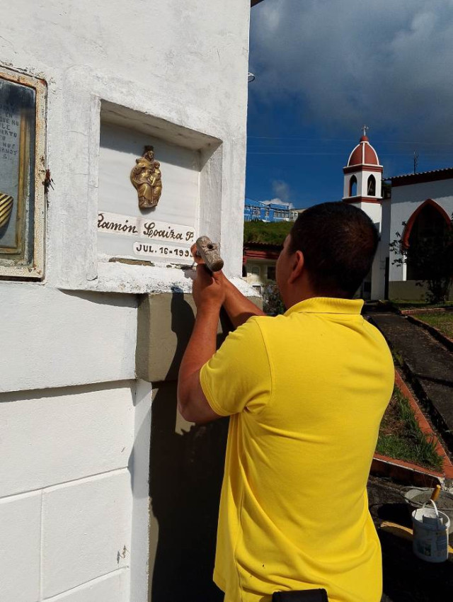 Sepulturero quita la lápida del columbario de Ramón Loaiza.