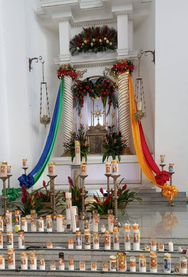 Los fieles acuden en Anserma al templo más cercano en el último día del año.