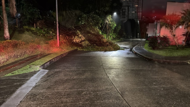 Este derrumbe bloqueó la vía principal del barrio Laureles de Manizales tras las lluvias del pasado fin de semana.