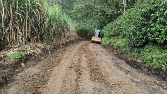 Hay 11 vías con cierres o pasos restringidos en Caldas este lunes (17 de febrero), según la Gobernación de Caldas. En Llanadas (Manzanares) los movimientos de tierra siguen siendo el principal dolor de cabeza de conductores.