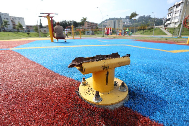 Algunas máquinas del gimnasio requieren intervención urgente y les faltan piezas.