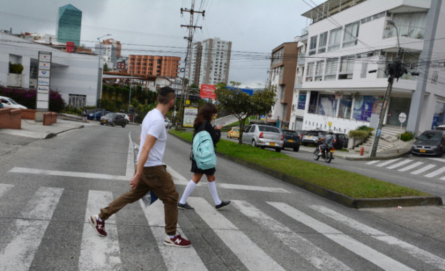 Fotos | Fredy Arango | LA PATRIA  Hay personas que sugieren que se haga un agente de tránsito en la cebra para que de vía, en especial a la hora en la que entran y salen los niños del colegio. 