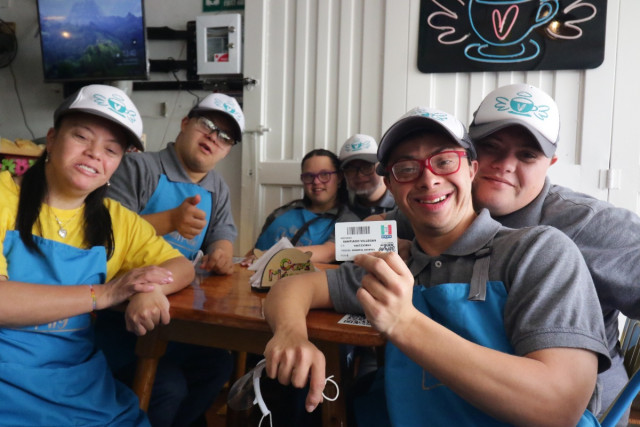 Santiago Villegas Perdomo, trabajador de Café Mágico, muestra su carné de abonado del Once Caldas.