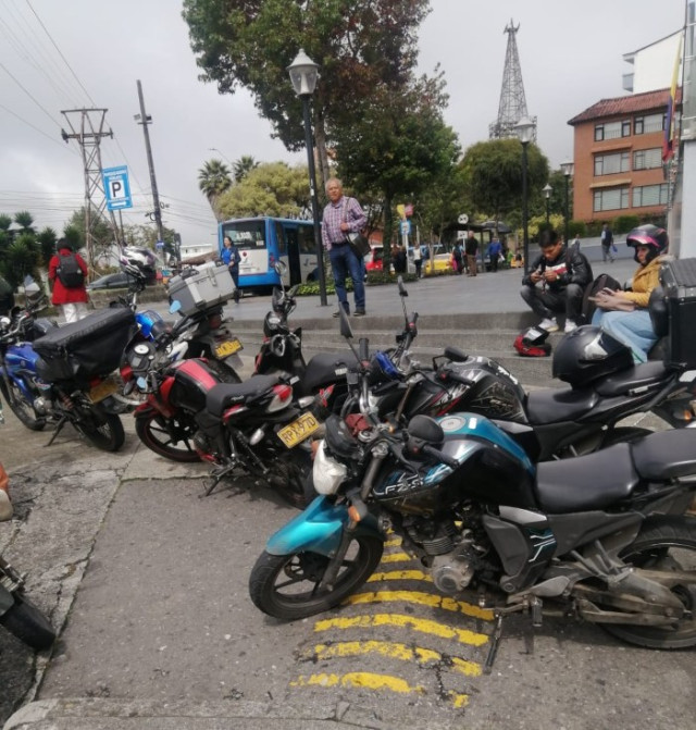 Foto | Cortesía | LA PATRIA  Es más común ver motos parqueadas en la entrada del Bancolombia, aunque también se estacionan carros. 