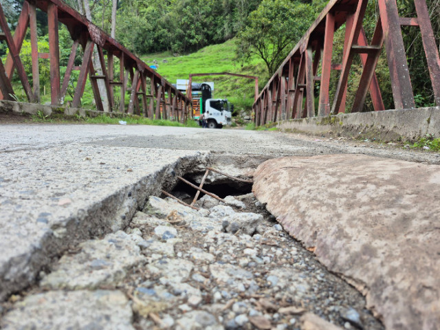 Foto | Freddy Arango | LA PATRIA  La tabla de madera cubre casi en su totalidad el hueco.