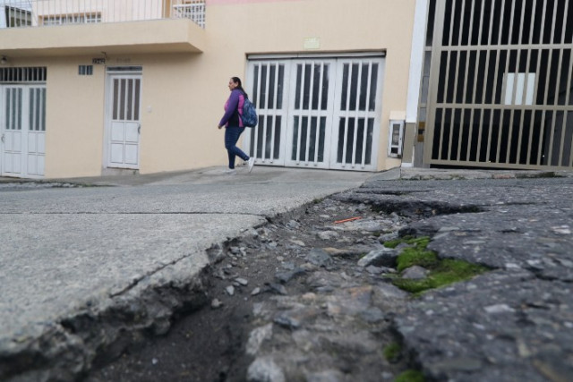  Foto | Darío Cardona | LA PATRIA La vía ha sido arreglada en varias ocasiones, pero vuelve a deteriorarse.