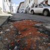 La comunidad rellenó el hueco con desechos de ladrillos. 