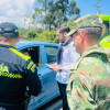 Jhon Jairo Castaño Flórez (c), saliente secretario de Gobierno de Caldas.