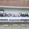 Jueces enviaron a la cárcel a 17 supuestos integrantes de la banda de origen venezolano el Tren de Aragua, entre ellos un teniente de la Policía de Colombia, capturados este mes en Bogotá en redadas contra grupos criminales, informó ayer la Fiscalía.