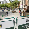 Vallas que limitan el ingreso de personas a la Plaza Botero en Medellín.