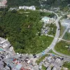 La Avenida Marcelino Palacio serpentea en el Macroproyecto San José, en las ruinas de lo que fueron viviendas la naturaleza se ha ido apropiando de nuevo del espacio en el barrio Asís, los nuevos apartamentos de La Avanzada, la Estación de Policía Manizales y el Cisco San José, entre otros.