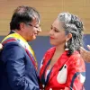 La congresista María José Pizarro le impuso la banda al presidente, Gustavo Petro, en su posesión. Ella está entre los políticos amenazados por el Clan del Golfo. 