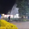 Los bomberos de Villamaría practicaron el martes por la noche una brigada para ahuyentar las garzas del Parque de Bolívar. 