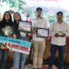 Emilia e Isabella Castellanos, en representación de Café Tío Conejo, recibieron el premio en la categoría Hacia Otros Horizontes; José Adrián Ortiz Rodríguez, de la vereda Los Molinos, en Salamina, es ganador en la categoría Comenzando El Camino; y Hermes de Jesús Álvarez Mejía, de Anserma, fue el ganador de la categoría Un Paso Adelante.